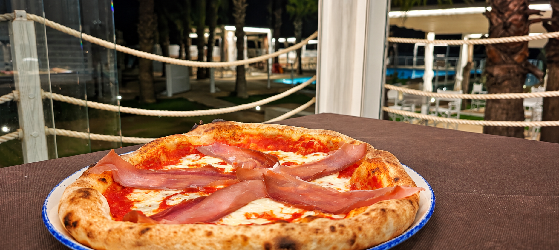 Pizza artigianale con prosciutto
