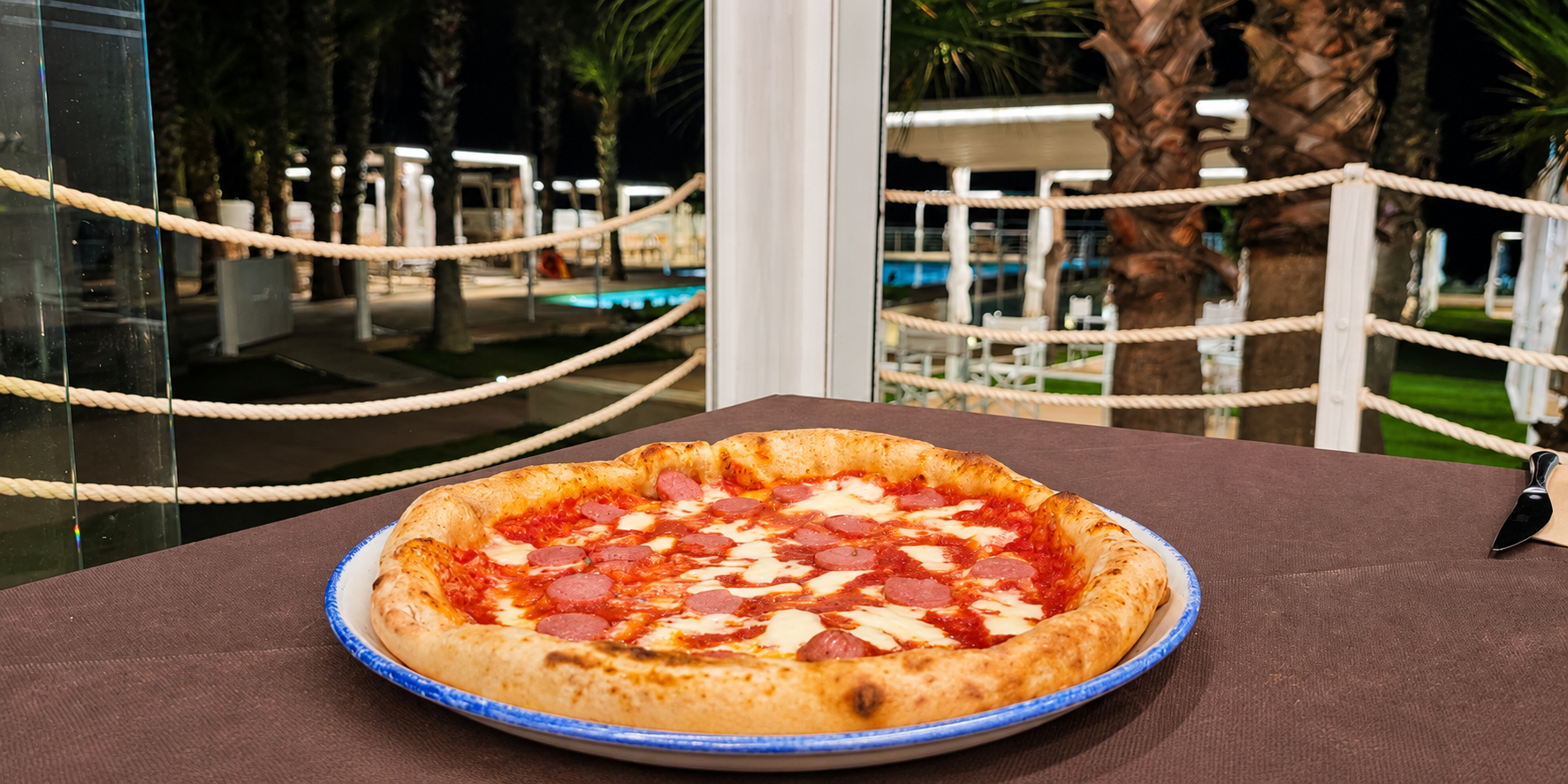 Pizza artigianale con salame